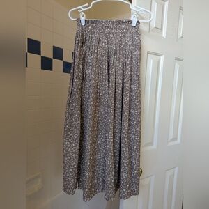 NWOT Pleated Beige White Floral Skirt Size M